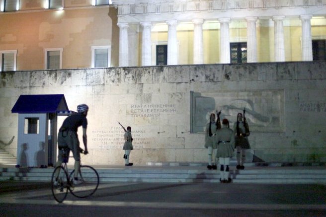 Hibai en bici, en parlamennto griego